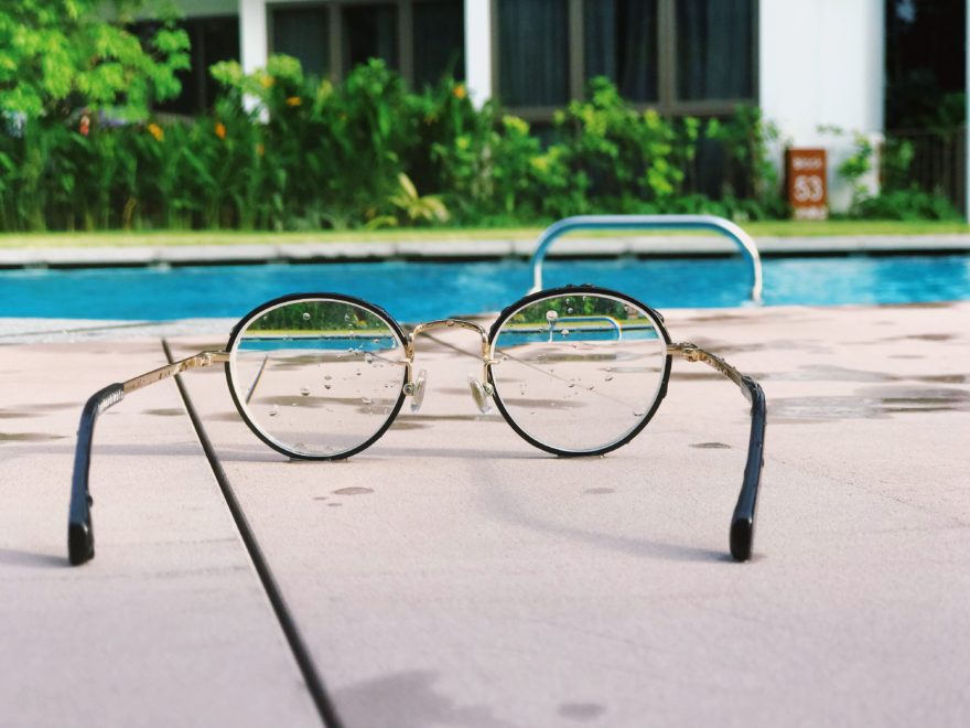 Brillengestell vor Pool